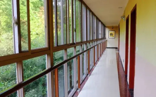 Nongyue Emei Shanju Hostel