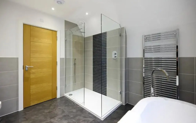 The Ascot Escape - Stylish 4bdr With Courtyard