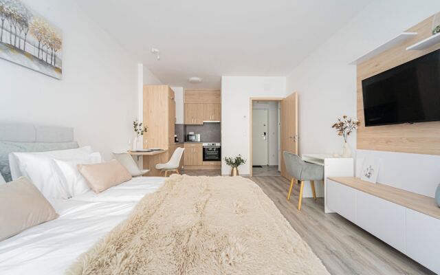 WestSide Garden Apartments by Urbanrent