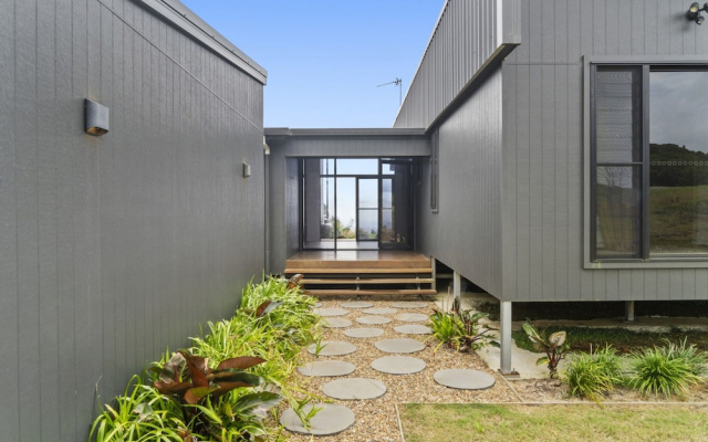 Scenic House With Private Yard & BBQ Area