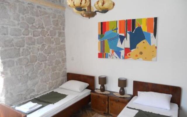 LaRos Apartments