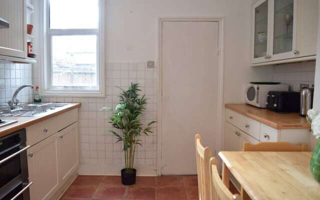 Spacious 4 Bedroom House Close to Tooting Station