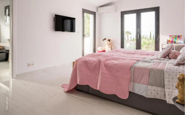 19999- Magnificent and modern decorated villa