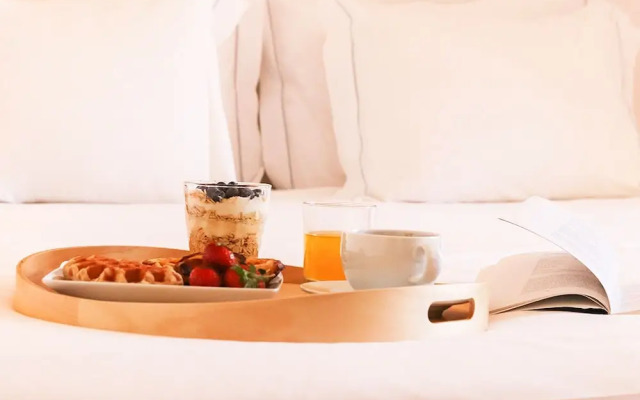 JOIVY Bold & classy 2BR home w/balcony in Baixa, moments from shopping streets