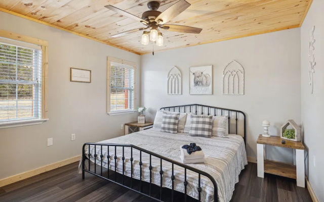 Majestic Valley View 3 Bedroom Cabin by RedAwning