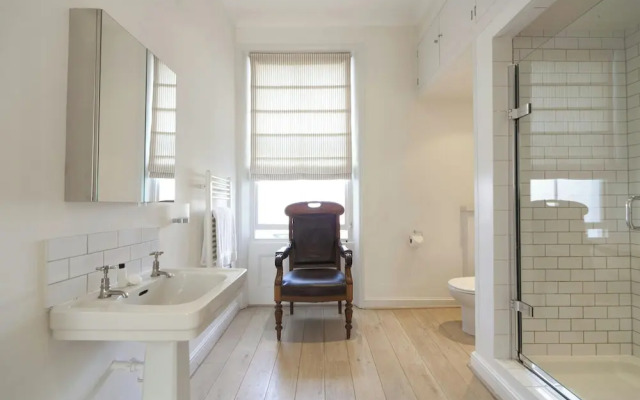 Bassett Road IV by Onefinestay