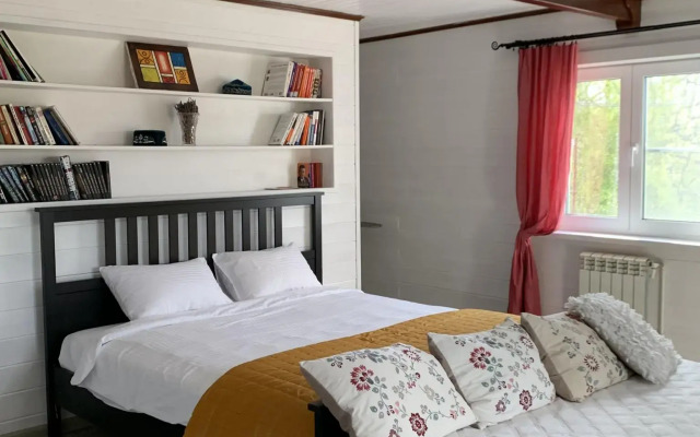 Дом у пруда