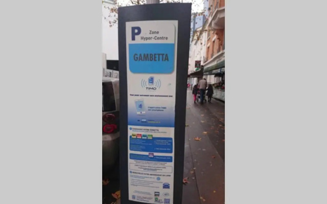 7 min Walk Metro Line 1-La Defense Charras