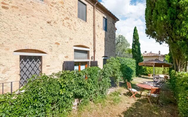 Boutique Cottage in Poggibonsi with Pool