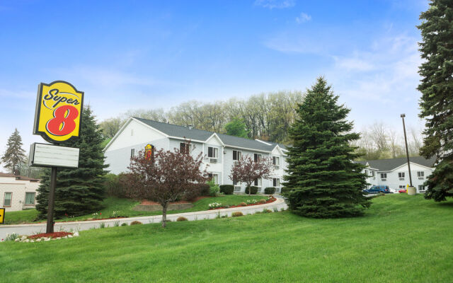 Super 8 Manistee