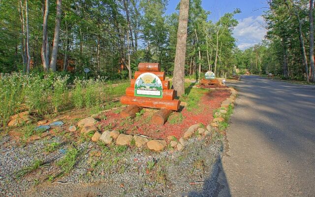 Pool Movie 1 Apartment 6