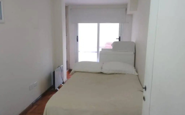 ¡Pleno Centro Con Patio Grande Y Cochera!