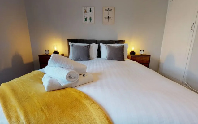 Stayzo 2BR House Accommodation in Peterborough