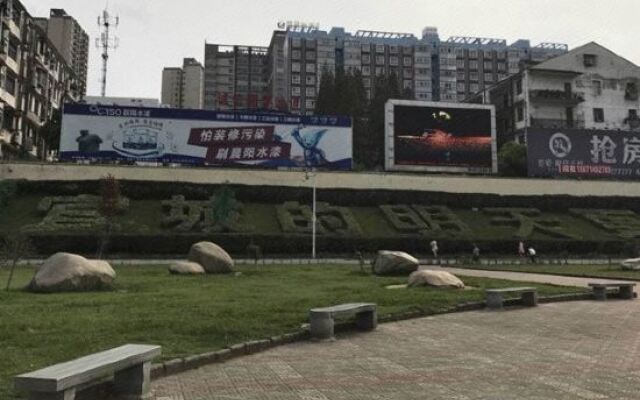 Yading Hotel (Yicheng Xiangsha Avenue)