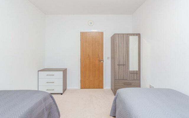 2BR Apt-sleeps 5-accessible-central Dartford