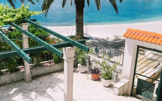 Seafront vacation house w JACUZZI 5 meters from beach
