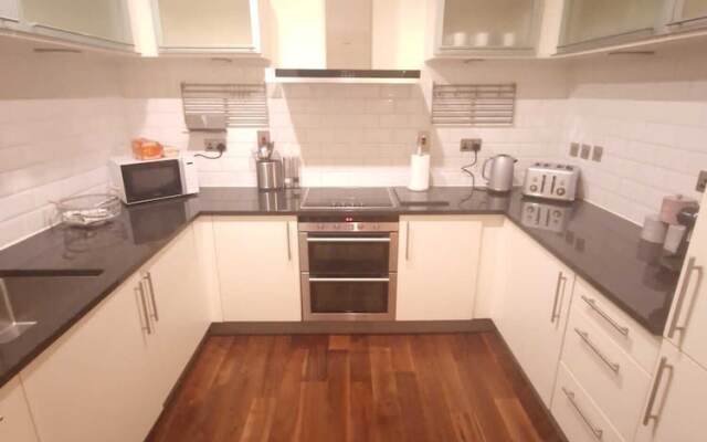 Ravishing Riverside 2-bed Rental in Canary Wharf
