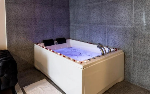 Arena Luxury Hotel Suites