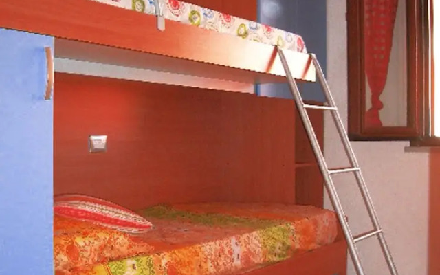 2 Bed Flat - Sleeps 4 - Garden - Parking - Wifi