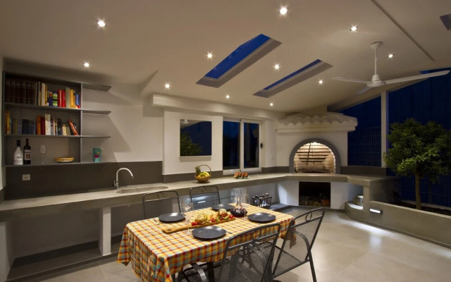 Luxury apt With Roofed Patio Near Beach & Center