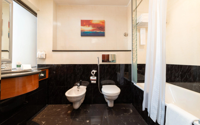 Holiday Inn Suites Kuwait Salmiya