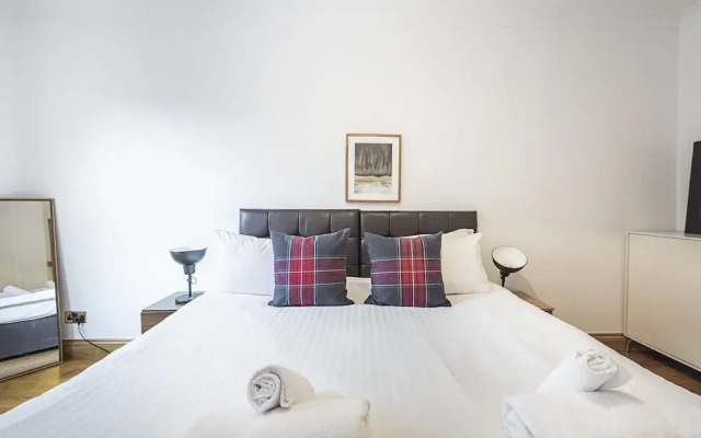 Stunning Light Filled 2 Bed Apartment + Parking Sleeps 7