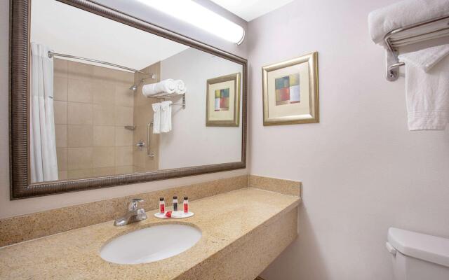 Holiday Inn Express and Suites Phoenix Midtown