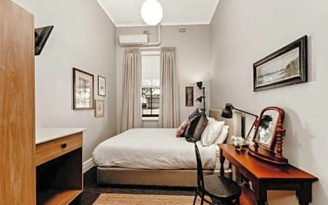 The Commercial Quarters - Room 2-has air conditioning, free WIFI, TV and fridge – Guest Rooms – Millthorpe