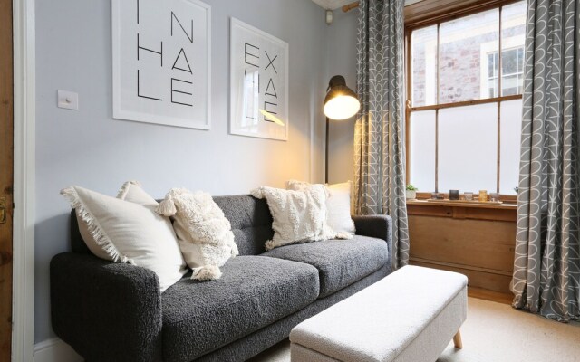 Elegant 2BD House in Colourful Cliftonwood