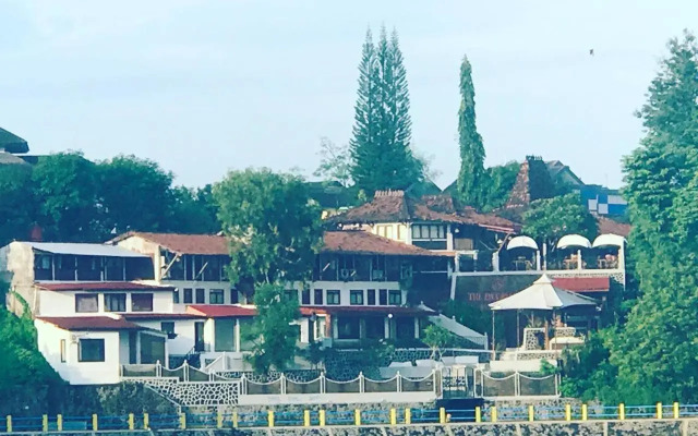Seven Trumpets Guesthouse