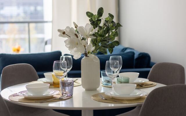 Roomy Apartment Grzybowska219 by Renters