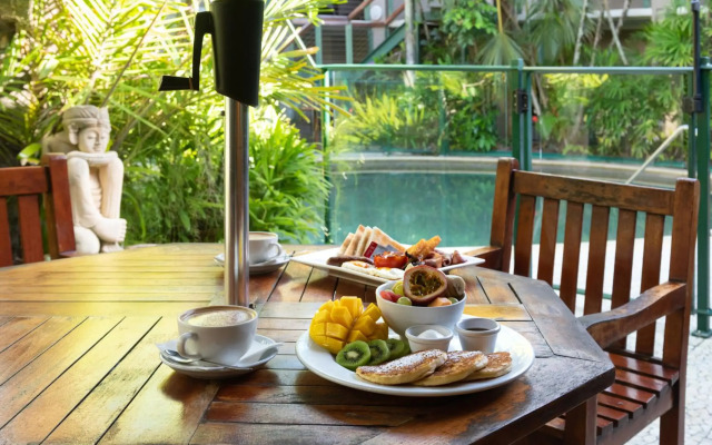 Bay Village Tropical Retreat & Apartments