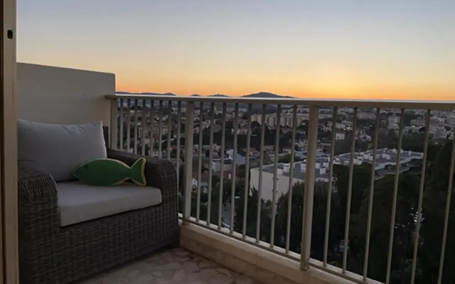 Studio terrasse dans résidence avec piscine