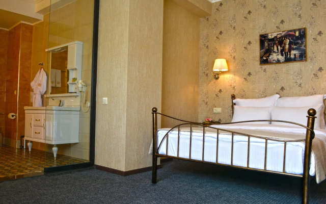 Redline Hotel