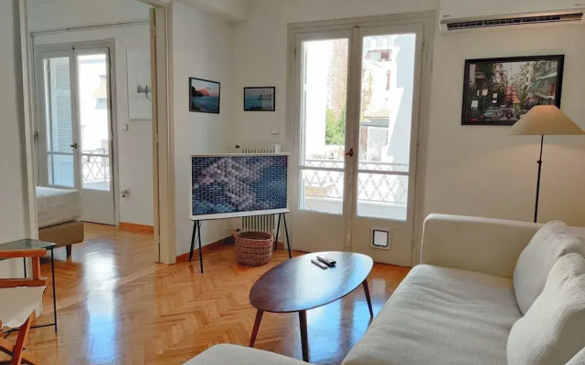 Stylish 1BR Apt With Retro Kitchen View Balcony