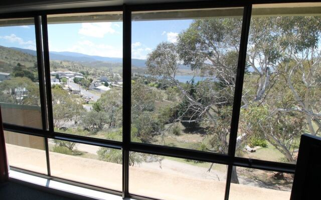 Kirwan Apartment 18 - Large Jindabyne Apartment