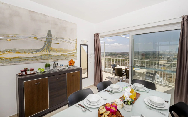 Summer Breeze Penthouse with large Terrace and Hot Tub by Getaways Malta