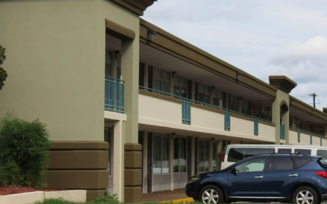 Days Inn by Wyndham Montgomery Near AUM