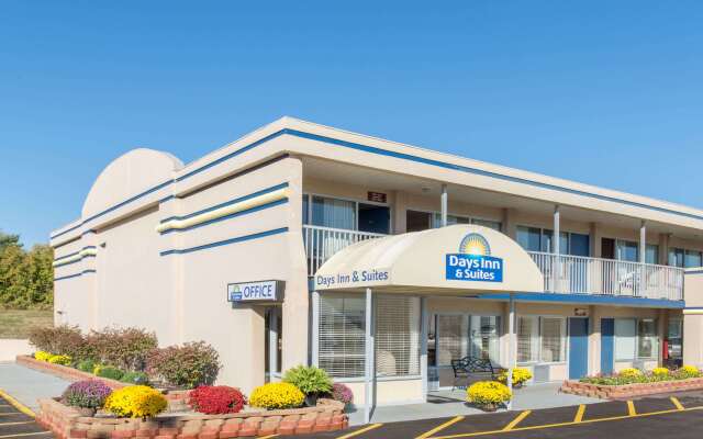 Days Inn & Suites by Wyndham Dayton North