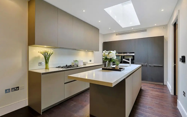 Luxe Home With Cinema Room - South Kensington