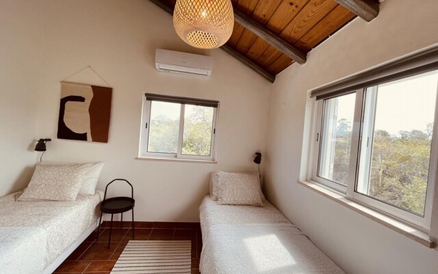 Casa Colinas Roxas by Portucasa