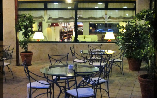 Hotel Ele Puente Romano
