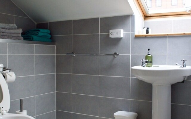 1 Bedroom Apartment With Balcony
