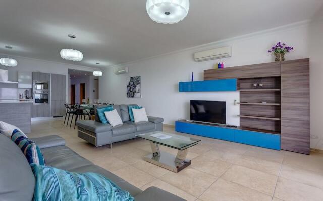 Stunning Seafront Lux Apt wt Pool, Upmarket Area