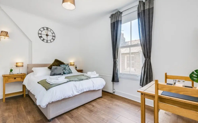 Superb Central First Floor Studio Apartment #8