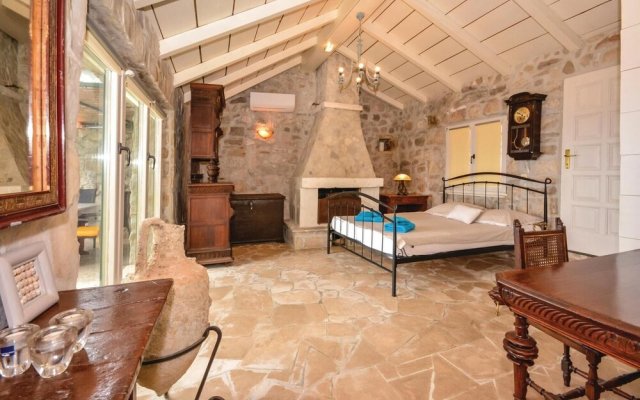 Beautiful Home in Podstrana With Wifi and 3 Bedrooms