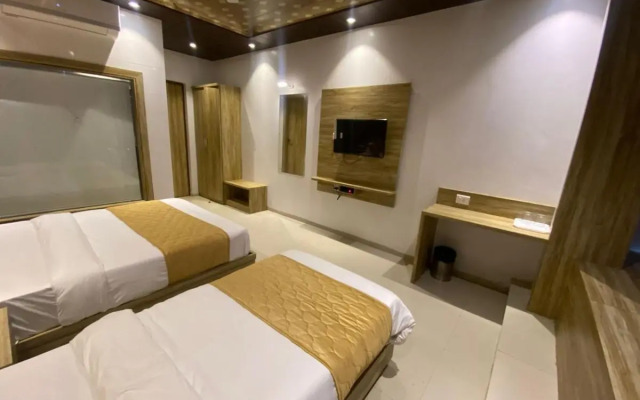 Hotel Bkc Crown - Near Trade Centre