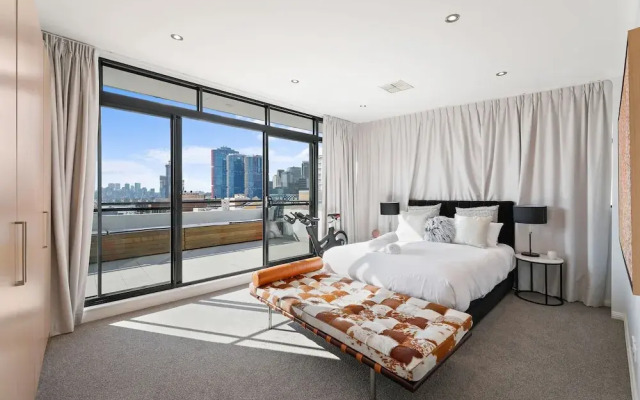 Darling Harbour Penthouse Views & Hot Tub