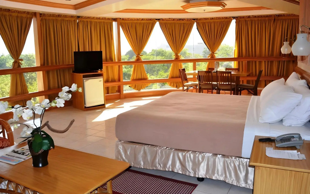 Elegant Circle Inn