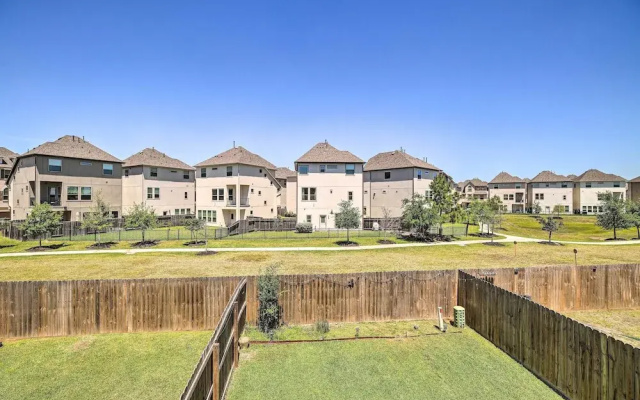 Pet-friendly Houston Home - 3 Mi to NRG Stadium!